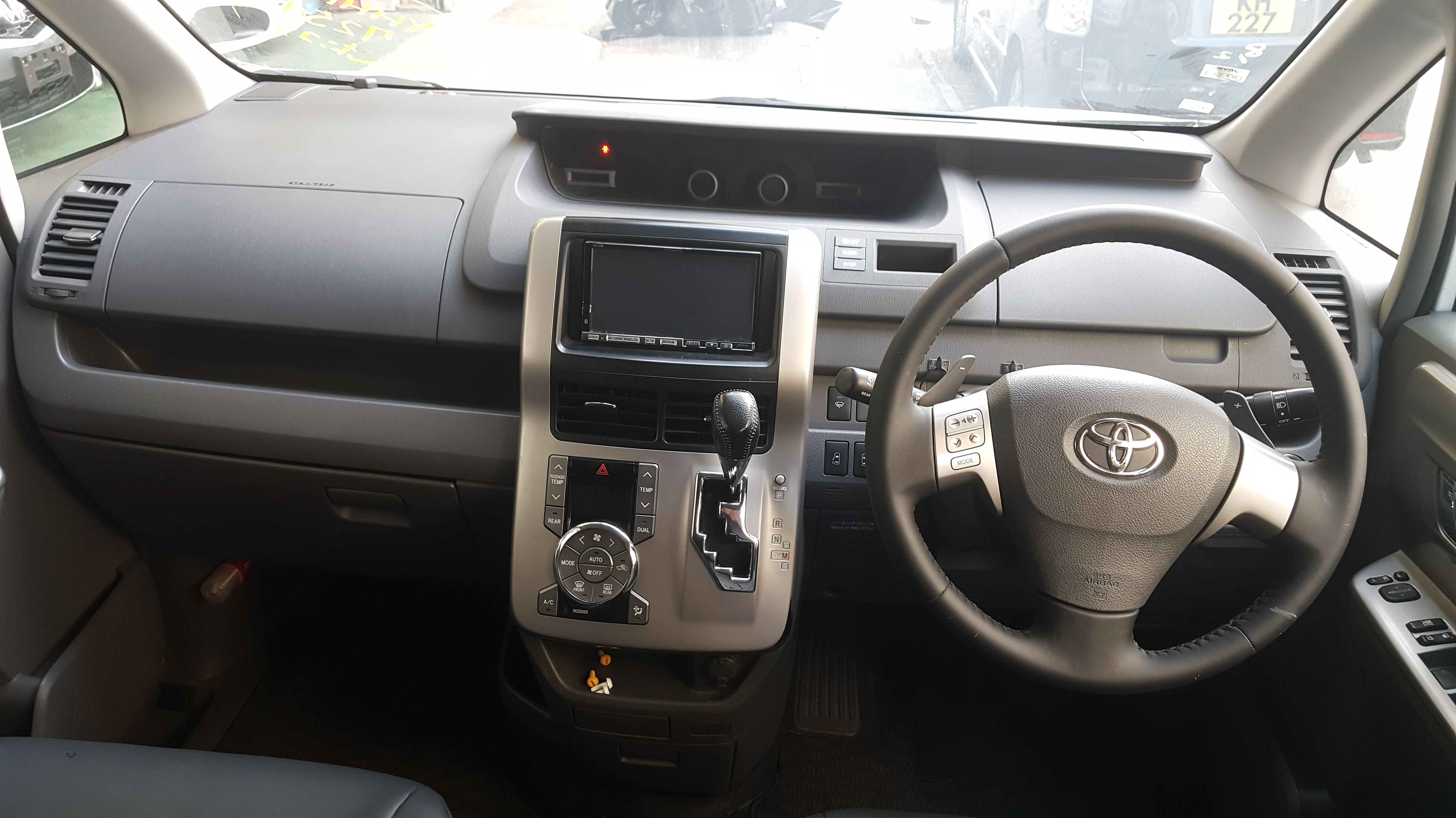 丰田toyota voxy 煌