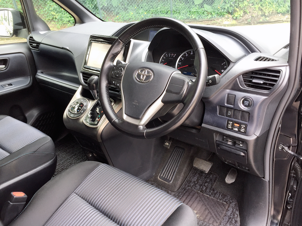 Toyota voxy zrr80