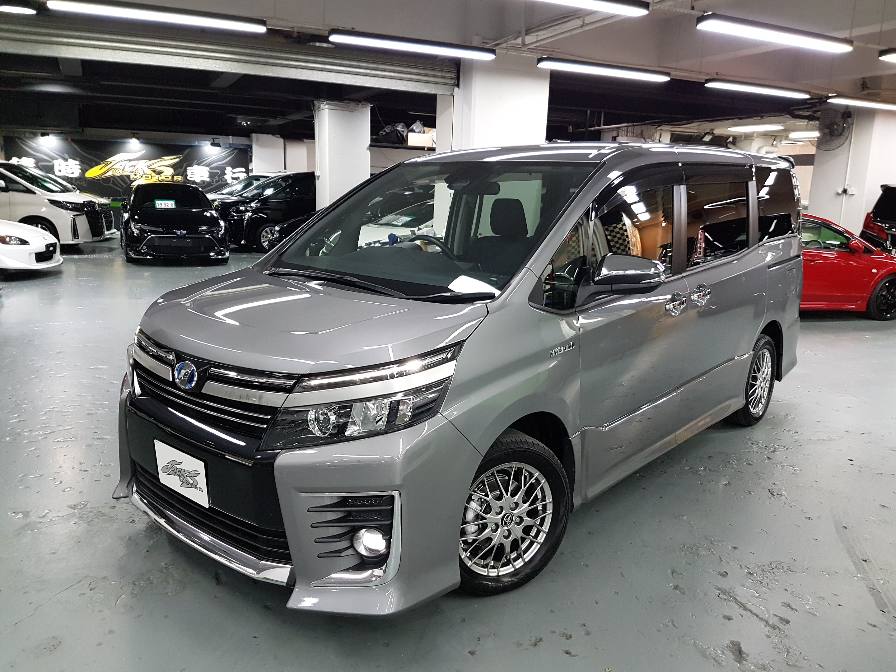 Toyota voxy hybrid характеристики