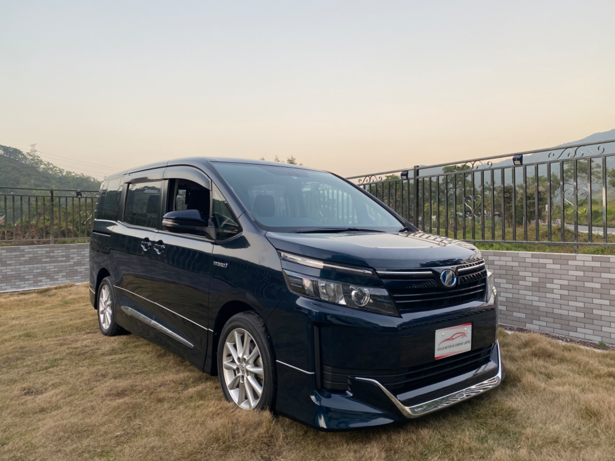 Toyota voxy hybrid характеристики