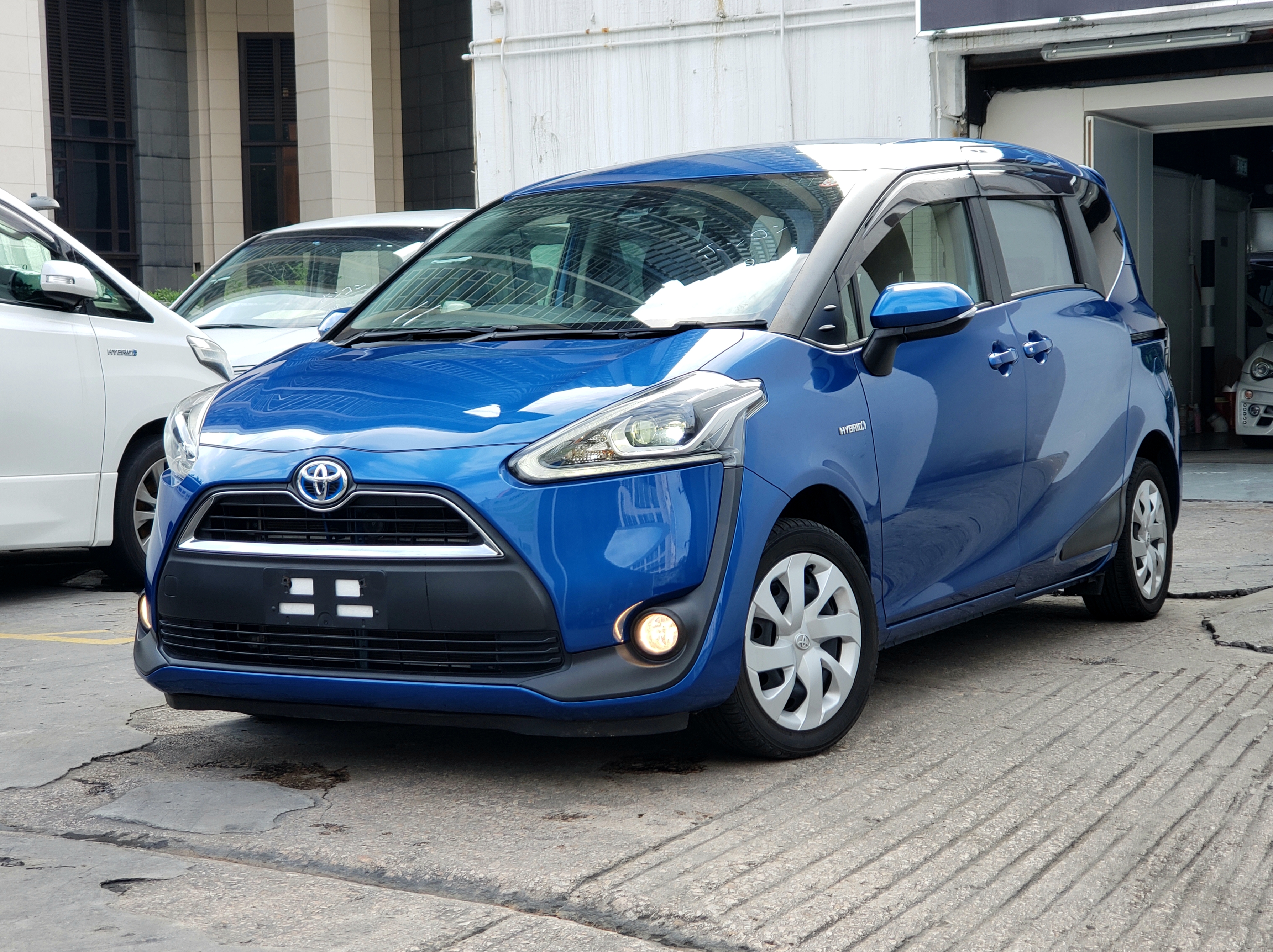 Toyota sienta hybrid g