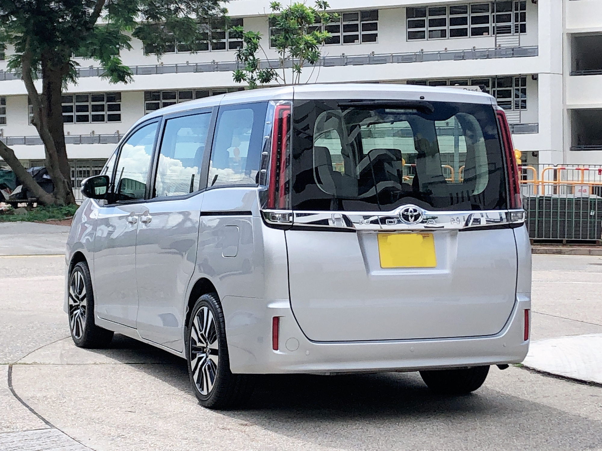 Toyota voxy zrr80