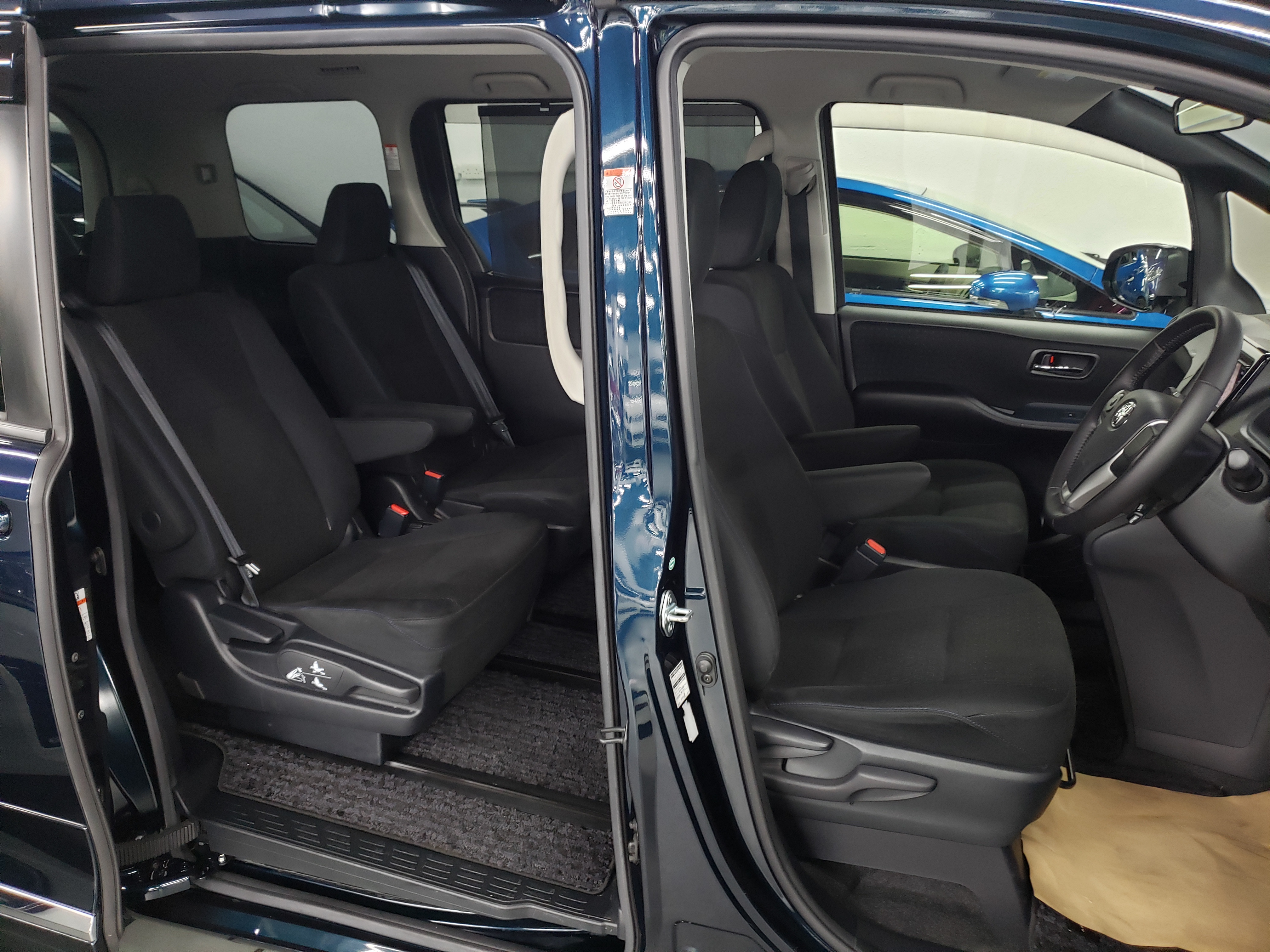 Toyota voxy сколько мест Toyota voxy сколько мест