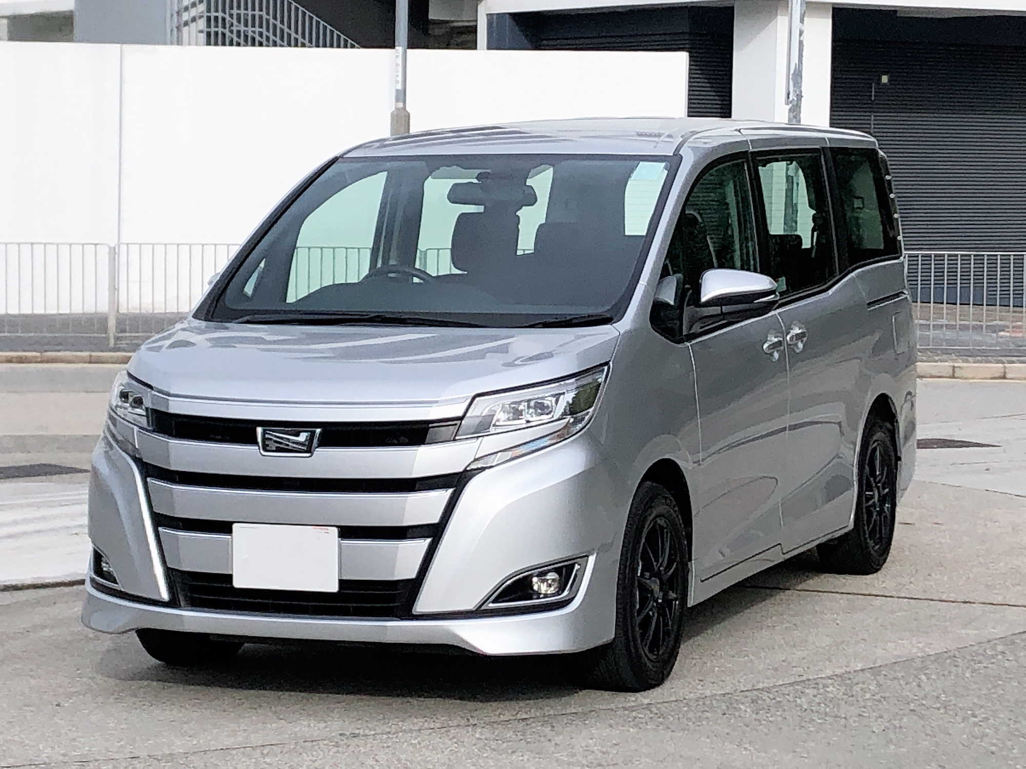 Toyota noah zrr80