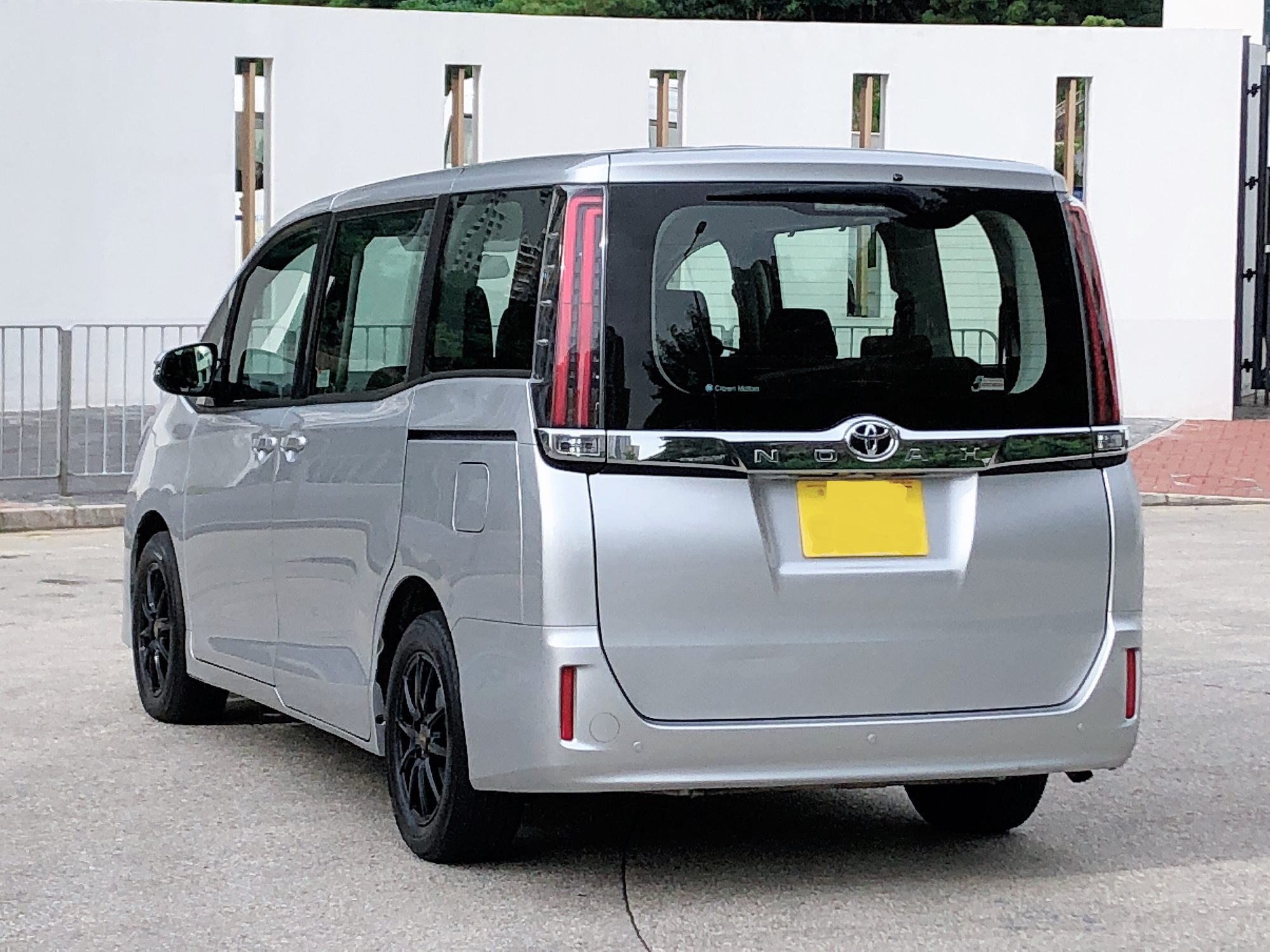 Toyota noah zrr80