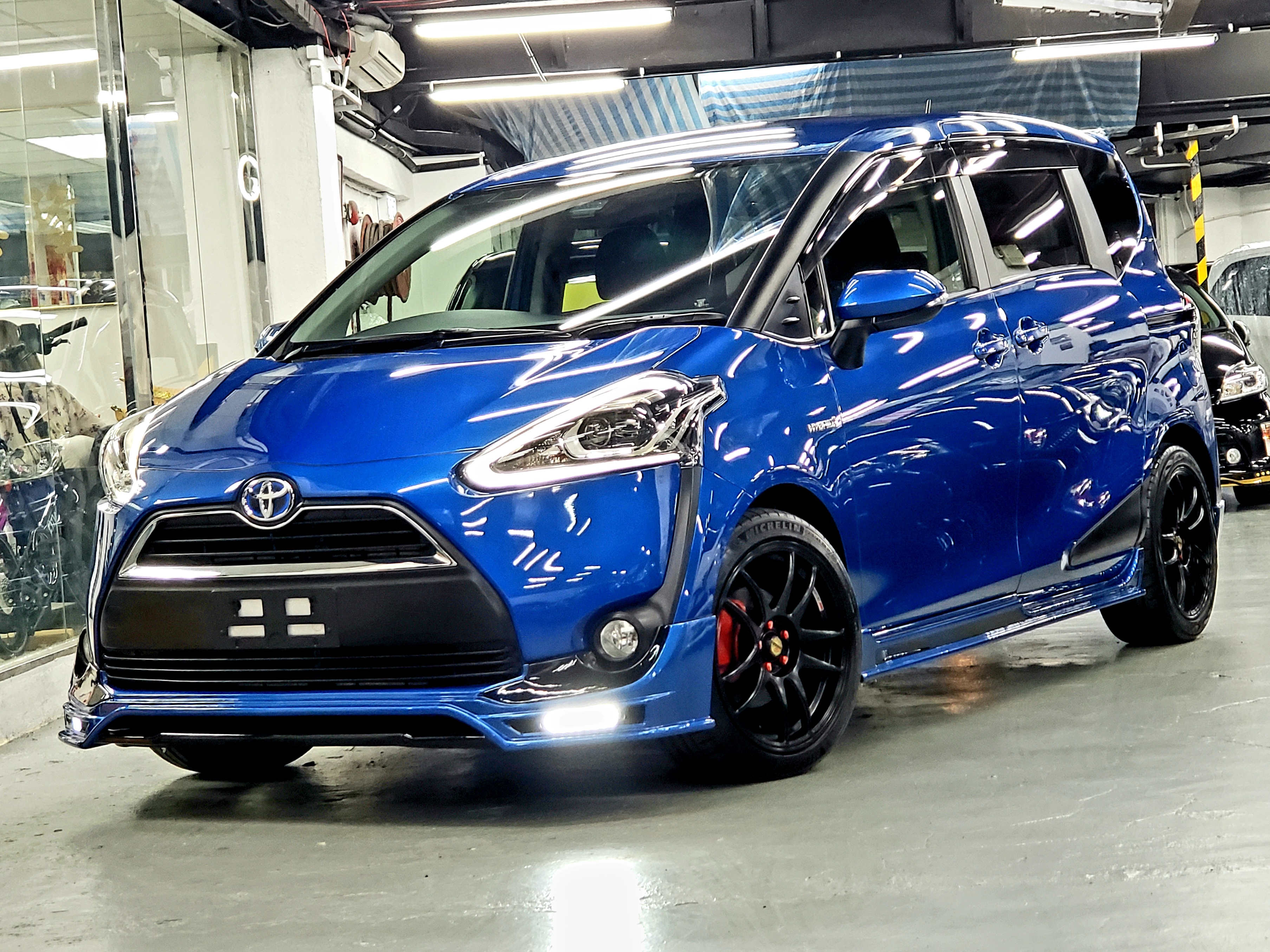 Toyota sienta hybrid g